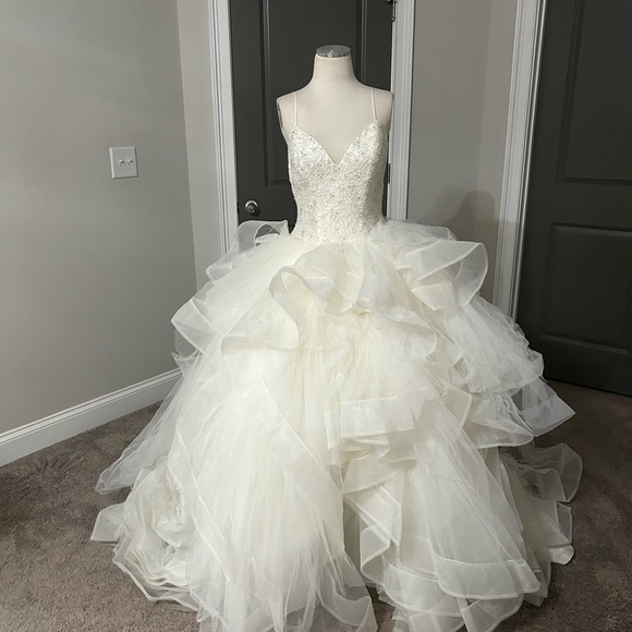 GORGEOUS VERA WANG fairytale wedding dress with crystal bodice. - Picture 1 of 5